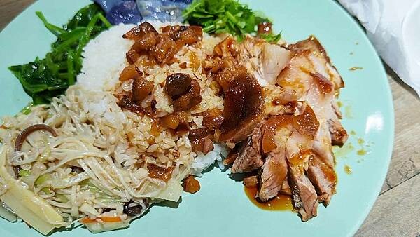 【三重美食】71腿庫飯｜從路邊攤開到店面的爆好吃腿庫飯