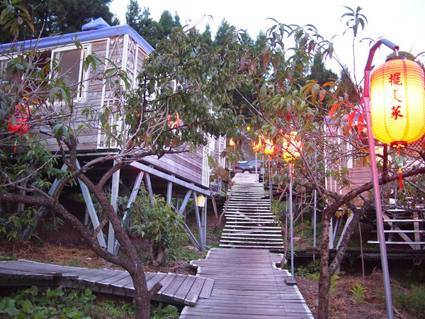 好雞婆土雞城：【食記】【景點】南投好雞婆土雞城&聚彩園休閒山莊@仁愛清境農場 : 與鳳凰共眠~清境山城兩天一夜小旅行! 擺夷料理好吃耶^^