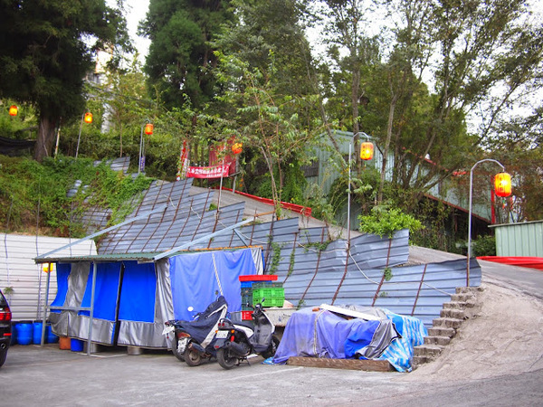 好雞婆土雞城：【食記】【景點】南投好雞婆土雞城&聚彩園休閒山莊@仁愛清境農場 : 與鳳凰共眠~清境山城兩天一夜小旅行! 擺夷料理好吃耶^^