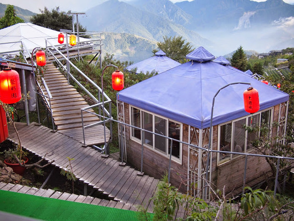 好雞婆土雞城：【食記】【景點】南投好雞婆土雞城&聚彩園休閒山莊@仁愛清境農場 : 與鳳凰共眠~清境山城兩天一夜小旅行! 擺夷料理好吃耶^^