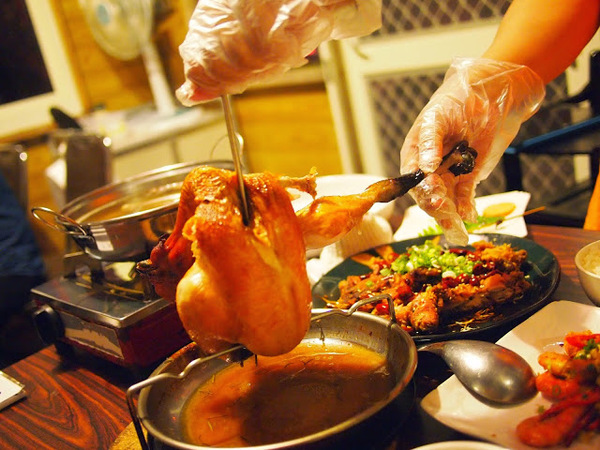 好雞婆土雞城：【食記】【景點】南投好雞婆土雞城&聚彩園休閒山莊@仁愛清境農場 : 與鳳凰共眠~清境山城兩天一夜小旅行! 擺夷料理好吃耶^^