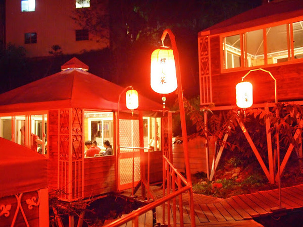 好雞婆土雞城：【食記】【景點】南投好雞婆土雞城&聚彩園休閒山莊@仁愛清境農場 : 與鳳凰共眠~清境山城兩天一夜小旅行! 擺夷料理好吃耶^^