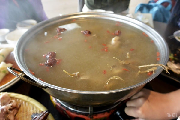 【南投清境美食】博望新村的好雞婆土雞城∞包廂叫雞別想歪