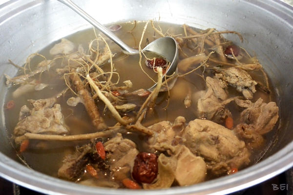 【南投清境美食】博望新村的好雞婆土雞城∞包廂叫雞別想歪