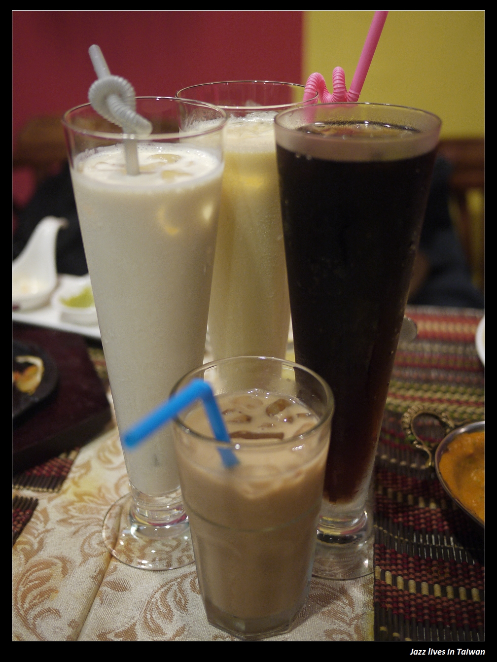 [印渡風情]烤餅沾印度咖哩醬超對味的啦!!! 來到了印度人的美食世界!!!