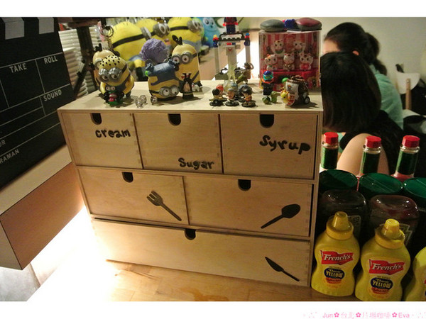 片場咖啡 Film Studio Cafe：【食記】oO。。台北　片場咖啡　來就送超可愛的小小兵餅乾(minion)，讓可愛的它陪妳（你）一起吃飯o○。