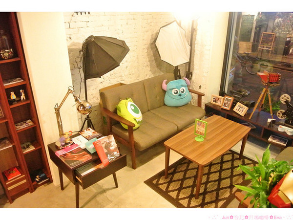 片場咖啡 Film Studio Cafe：【食記】oO。。台北　片場咖啡　來就送超可愛的小小兵餅乾(minion)，讓可愛的它陪妳（你）一起吃飯o○。