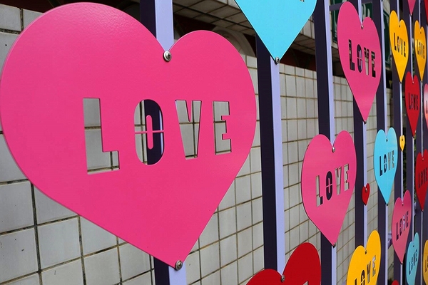 南鯤鯓代天府：【台南景點】南鯤鯓代天府~月老的帶領下變成拉芙拉芙/玫瑰花和紅色愛心拱門/紅粉雙心愛心椅/彩色LOVE牆/飛天馬車/設置很多甜蜜蜜的拍照場景唷