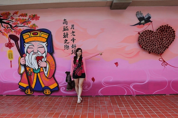 南鯤鯓代天府：【台南景點】南鯤鯓代天府~月老的帶領下變成拉芙拉芙/玫瑰花和紅色愛心拱門/紅粉雙心愛心椅/彩色LOVE牆/飛天馬車/設置很多甜蜜蜜的拍照場景唷