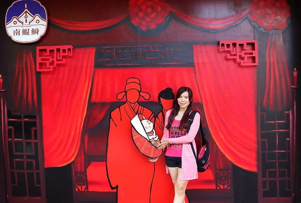 南鯤鯓代天府：【台南景點】南鯤鯓代天府~月老的帶領下變成拉芙拉芙/玫瑰花和紅色愛心拱門/紅粉雙心愛心椅/彩色LOVE牆/飛天馬車/設置很多甜蜜蜜的拍照場景唷