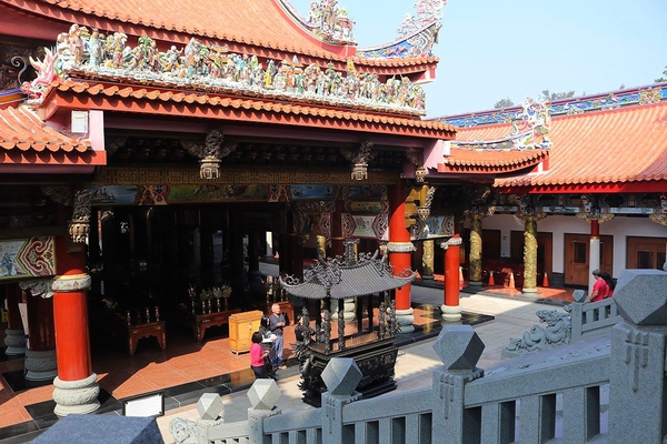 南鯤鯓代天府：【台南景點】南鯤鯓代天府~月老的帶領下變成拉芙拉芙/玫瑰花和紅色愛心拱門/紅粉雙心愛心椅/彩色LOVE牆/飛天馬車/設置很多甜蜜蜜的拍照場景唷