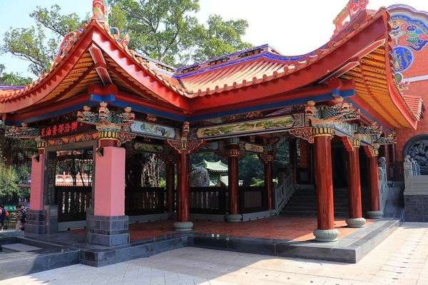 南鯤鯓代天府：【台南景點】南鯤鯓代天府~月老的帶領下變成拉芙拉芙/玫瑰花和紅色愛心拱門/紅粉雙心愛心椅/彩色LOVE牆/飛天馬車/設置很多甜蜜蜜的拍照場景唷