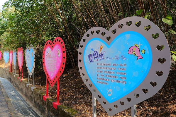 南鯤鯓代天府：【台南景點】南鯤鯓代天府~月老的帶領下變成拉芙拉芙/玫瑰花和紅色愛心拱門/紅粉雙心愛心椅/彩色LOVE牆/飛天馬車/設置很多甜蜜蜜的拍照場景唷