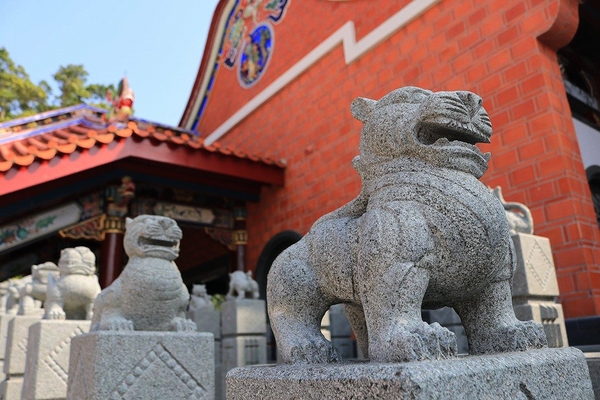 南鯤鯓代天府：【台南景點】南鯤鯓代天府~月老的帶領下變成拉芙拉芙/玫瑰花和紅色愛心拱門/紅粉雙心愛心椅/彩色LOVE牆/飛天馬車/設置很多甜蜜蜜的拍照場景唷