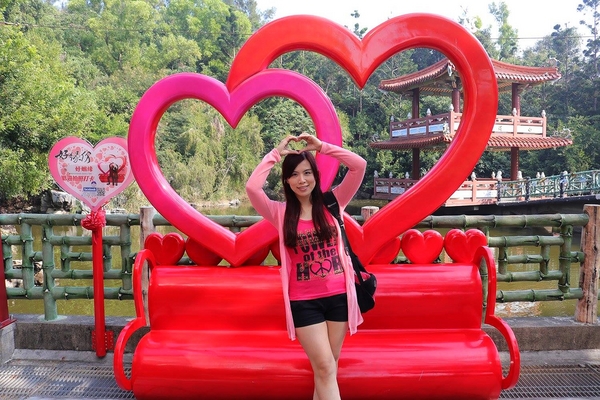 南鯤鯓代天府：【台南景點】南鯤鯓代天府~月老的帶領下變成拉芙拉芙/玫瑰花和紅色愛心拱門/紅粉雙心愛心椅/彩色LOVE牆/飛天馬車/設置很多甜蜜蜜的拍照場景唷