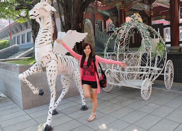 南鯤鯓代天府：【台南景點】南鯤鯓代天府~月老的帶領下變成拉芙拉芙/玫瑰花和紅色愛心拱門/紅粉雙心愛心椅/彩色LOVE牆/飛天馬車/設置很多甜蜜蜜的拍照場景唷