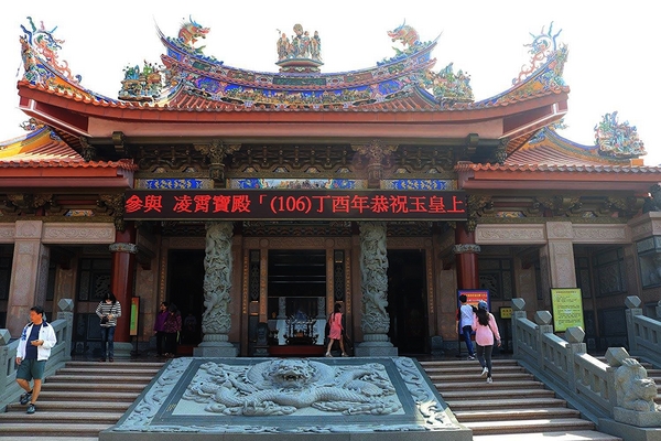 南鯤鯓代天府：【台南景點】南鯤鯓代天府~月老的帶領下變成拉芙拉芙/玫瑰花和紅色愛心拱門/紅粉雙心愛心椅/彩色LOVE牆/飛天馬車/設置很多甜蜜蜜的拍照場景唷