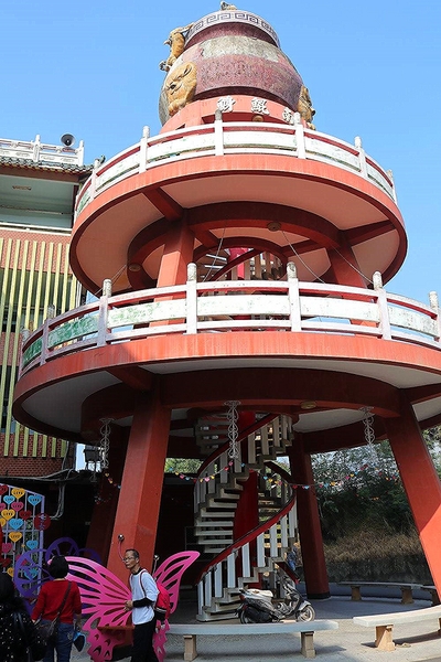 南鯤鯓代天府：【台南景點】南鯤鯓代天府~月老的帶領下變成拉芙拉芙/玫瑰花和紅色愛心拱門/紅粉雙心愛心椅/彩色LOVE牆/飛天馬車/設置很多甜蜜蜜的拍照場景唷