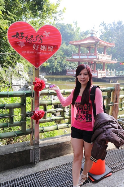 南鯤鯓代天府：【台南景點】南鯤鯓代天府~月老的帶領下變成拉芙拉芙/玫瑰花和紅色愛心拱門/紅粉雙心愛心椅/彩色LOVE牆/飛天馬車/設置很多甜蜜蜜的拍照場景唷