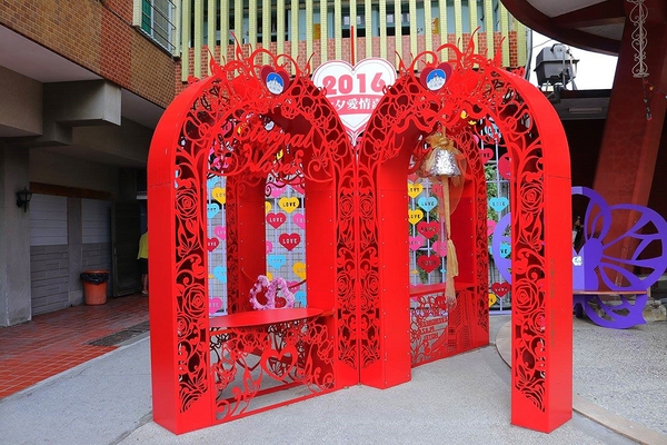 南鯤鯓代天府：【台南景點】南鯤鯓代天府~月老的帶領下變成拉芙拉芙/玫瑰花和紅色愛心拱門/紅粉雙心愛心椅/彩色LOVE牆/飛天馬車/設置很多甜蜜蜜的拍照場景唷