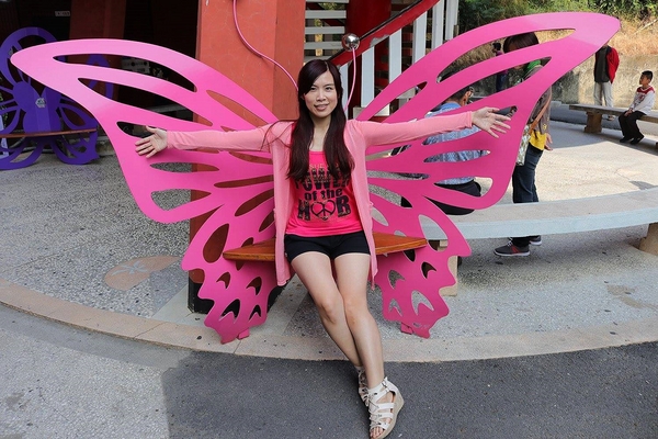 南鯤鯓代天府：【台南景點】南鯤鯓代天府~月老的帶領下變成拉芙拉芙/玫瑰花和紅色愛心拱門/紅粉雙心愛心椅/彩色LOVE牆/飛天馬車/設置很多甜蜜蜜的拍照場景唷