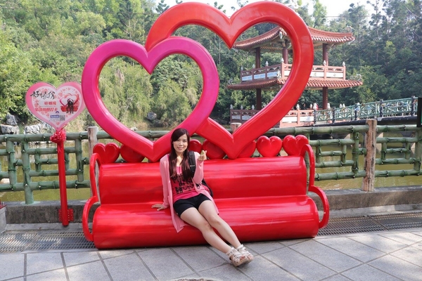 南鯤鯓代天府：【台南景點】南鯤鯓代天府~月老的帶領下變成拉芙拉芙/玫瑰花和紅色愛心拱門/紅粉雙心愛心椅/彩色LOVE牆/飛天馬車/設置很多甜蜜蜜的拍照場景唷