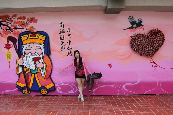 南鯤鯓代天府：【台南景點】南鯤鯓代天府~月老的帶領下變成拉芙拉芙/玫瑰花和紅色愛心拱門/紅粉雙心愛心椅/彩色LOVE牆/飛天馬車/設置很多甜蜜蜜的拍照場景唷