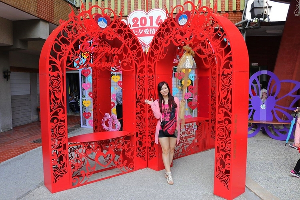 南鯤鯓代天府：【台南景點】南鯤鯓代天府~月老的帶領下變成拉芙拉芙/玫瑰花和紅色愛心拱門/紅粉雙心愛心椅/彩色LOVE牆/飛天馬車/設置很多甜蜜蜜的拍照場景唷