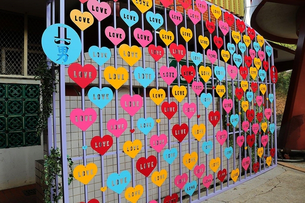 南鯤鯓代天府：【台南景點】南鯤鯓代天府~月老的帶領下變成拉芙拉芙/玫瑰花和紅色愛心拱門/紅粉雙心愛心椅/彩色LOVE牆/飛天馬車/設置很多甜蜜蜜的拍照場景唷