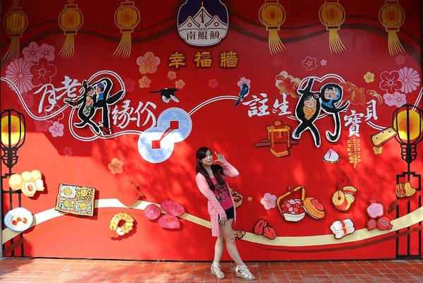 南鯤鯓代天府：【台南景點】南鯤鯓代天府~月老的帶領下變成拉芙拉芙/玫瑰花和紅色愛心拱門/紅粉雙心愛心椅/彩色LOVE牆/飛天馬車/設置很多甜蜜蜜的拍照場景唷