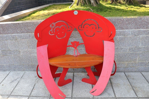 南鯤鯓代天府：【台南景點】南鯤鯓代天府~月老的帶領下變成拉芙拉芙/玫瑰花和紅色愛心拱門/紅粉雙心愛心椅/彩色LOVE牆/飛天馬車/設置很多甜蜜蜜的拍照場景唷