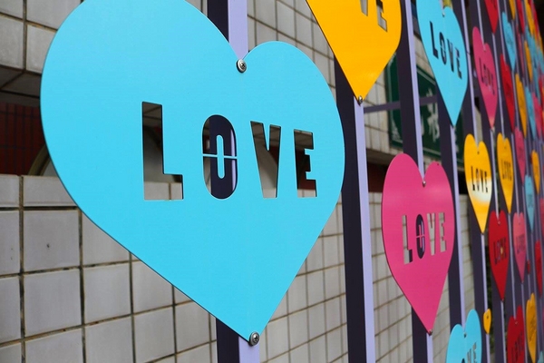 南鯤鯓代天府：【台南景點】南鯤鯓代天府~月老的帶領下變成拉芙拉芙/玫瑰花和紅色愛心拱門/紅粉雙心愛心椅/彩色LOVE牆/飛天馬車/設置很多甜蜜蜜的拍照場景唷