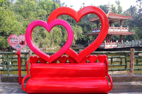 南鯤鯓代天府：【台南景點】南鯤鯓代天府~月老的帶領下變成拉芙拉芙/玫瑰花和紅色愛心拱門/紅粉雙心愛心椅/彩色LOVE牆/飛天馬車/設置很多甜蜜蜜的拍照場景唷