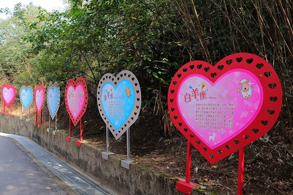 南鯤鯓代天府：【台南景點】南鯤鯓代天府~月老的帶領下變成拉芙拉芙/玫瑰花和紅色愛心拱門/紅粉雙心愛心椅/彩色LOVE牆/飛天馬車/設置很多甜蜜蜜的拍照場景唷