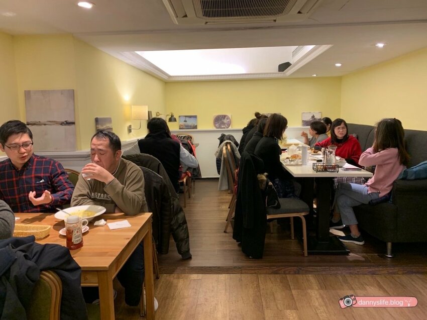 大份量早午餐、義大利麵、燉飯、排餐、鬆餅下午茶通通有！東區人氣咖啡廳。東區美食推薦～丹尼的吃喝玩樂～