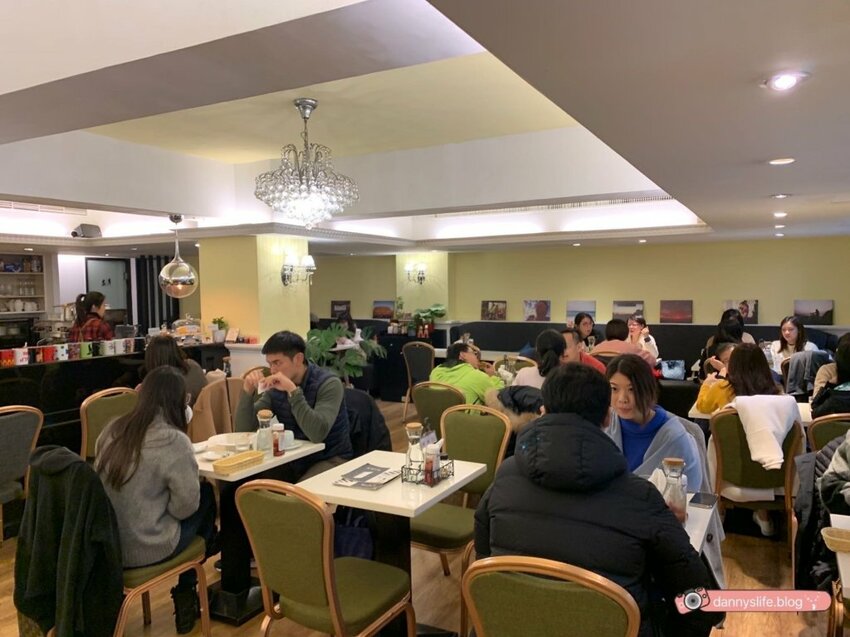 大份量早午餐、義大利麵、燉飯、排餐、鬆餅下午茶通通有！東區人氣咖啡廳。東區美食推薦～丹尼的吃喝玩樂～