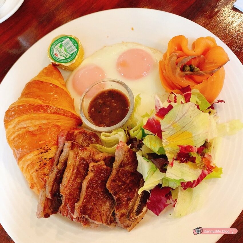 大份量早午餐、義大利麵、燉飯、排餐、鬆餅下午茶通通有！東區人氣咖啡廳。東區美食推薦～丹尼的吃喝玩樂～