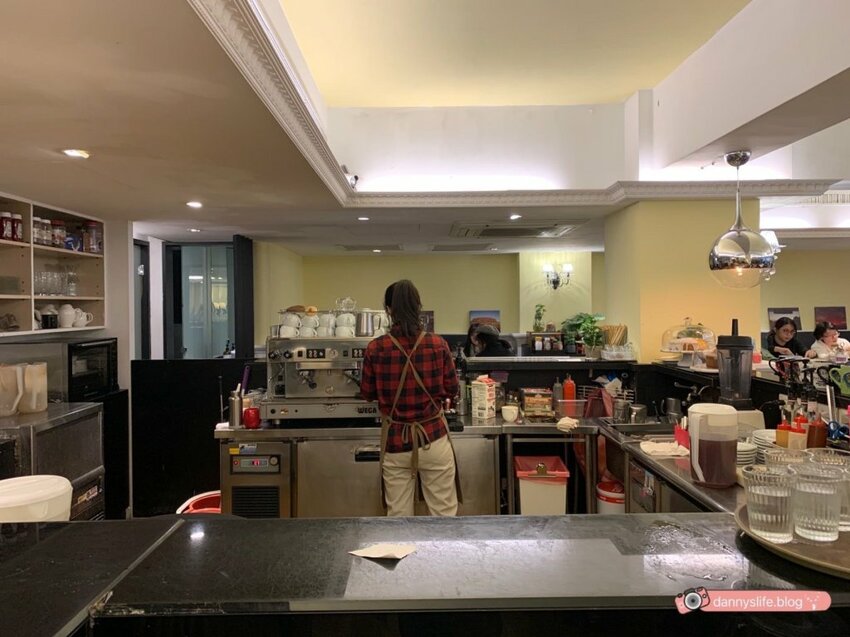 大份量早午餐、義大利麵、燉飯、排餐、鬆餅下午茶通通有！東區人氣咖啡廳。東區美食推薦～丹尼的吃喝玩樂～