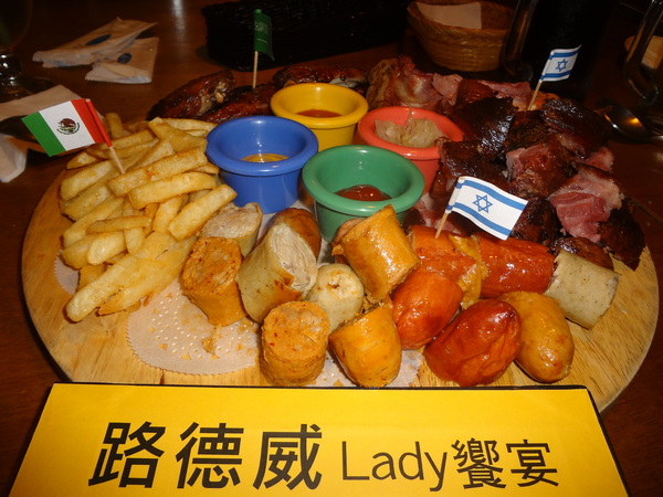 路德威手工啤酒餐廳：1021201[官本金文愛台灣口碑券第18彈]路德威手工啤酒餐廳當大俠大口吃肉與大口喝啤酒的好地方