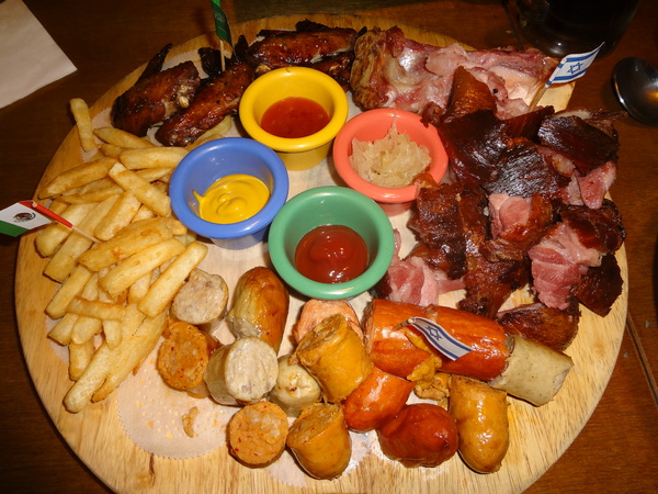 路德威手工啤酒餐廳：1021201[官本金文愛台灣口碑券第18彈]路德威手工啤酒餐廳當大俠大口吃肉與大口喝啤酒的好地方