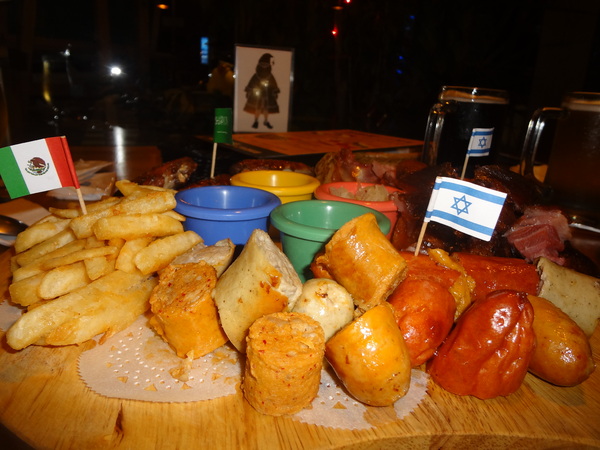 路德威手工啤酒餐廳：1021201[官本金文愛台灣口碑券第18彈]路德威手工啤酒餐廳當大俠大口吃肉與大口喝啤酒的好地方