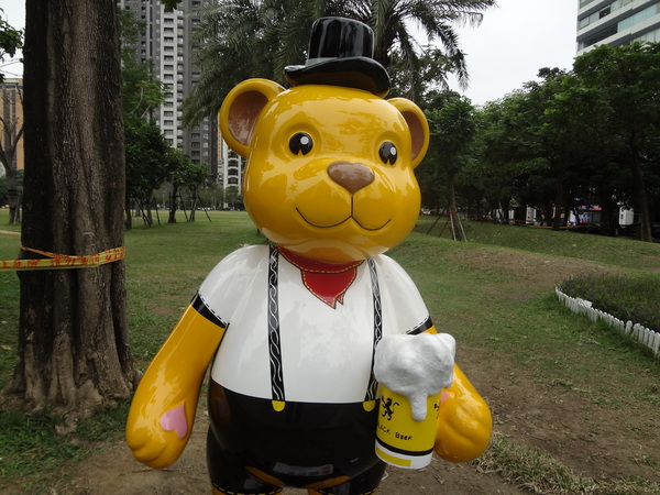 路德威手工啤酒餐廳：1021201[官本金文愛台灣口碑券第18彈]路德威手工啤酒餐廳當大俠大口吃肉與大口喝啤酒的好地方