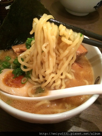 東區美食、忠孝敦化巷弄人氣拉麵-不排隊吃不到的《麵屋武藏》忠孝虎嘯店
