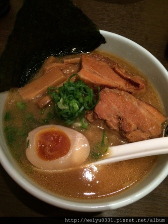 東區美食、忠孝敦化巷弄人氣拉麵-不排隊吃不到的《麵屋武藏》忠孝虎嘯店