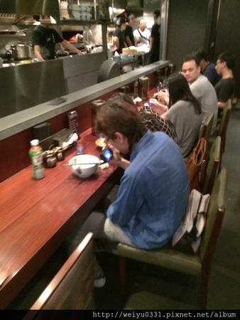 東區美食、忠孝敦化巷弄人氣拉麵-不排隊吃不到的《麵屋武藏》忠孝虎嘯店