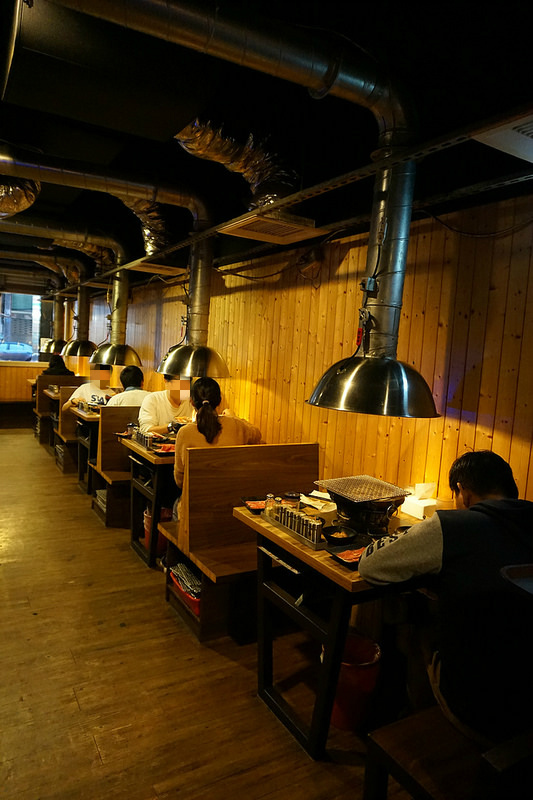 ♚體驗❤桃園中壢美食♚田季發爺燒肉(中壢店)。教學式燒肉。燒肉吃到飽。七種獨特醬料的巧妙搭配創造出美味的口感，創意搭配碰出美妙新吃法，我們都是小小廚師兒~~~