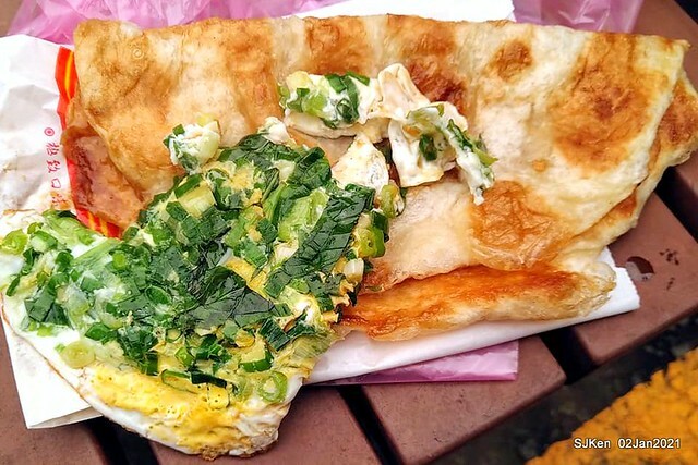Taiwan traditional light dishes , Scallion pancakes,「金山黃蔥油餅」，Hsinpei, North Taiwan, Jan 2, 2021