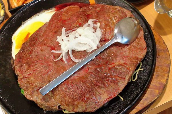 【新竹美食】吼牛排新竹店-原塊牛肉真材實料,比臉還大的巨無霸大盎司牛排與免費自助吧吃到飽