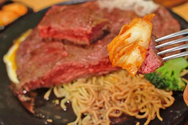 【新竹美食】吼牛排新竹店-原塊牛肉真材實料,比臉還大的巨無霸大盎司牛排與免費自助吧吃到飽