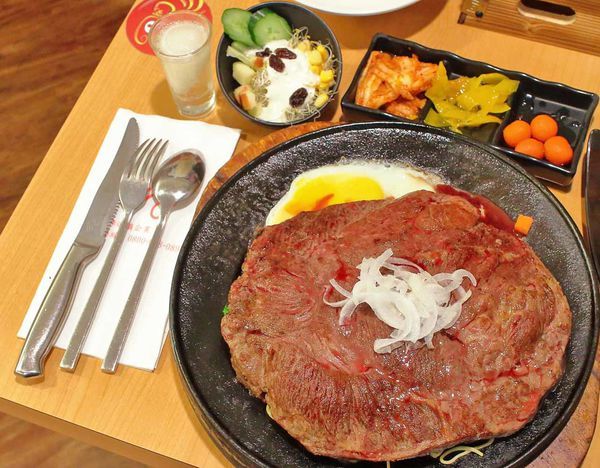 【新竹美食】吼牛排新竹店-原塊牛肉真材實料,比臉還大的巨無霸大盎司牛排與免費自助吧吃到飽